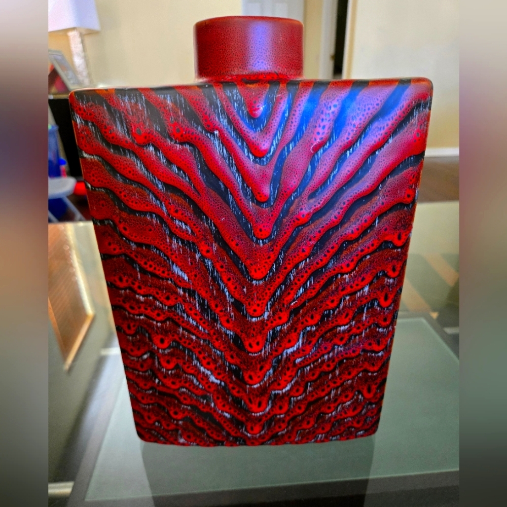 Elegant Lava Abstract Red and Black Art Vase